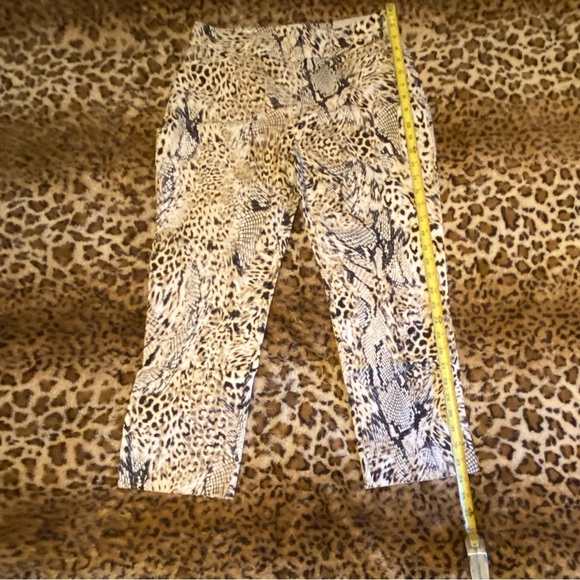 NWT Chicos leopard 🐆 print capris elastic insert waist, side vents. Size 5 - Picture 3 of 10